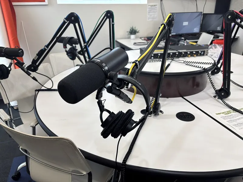 Brasileiros Dominando o Mundo em Áudio: Os Podcasters que Fazem Sucesso Lá Fora Enquanto o Brasil Não Faz Ideia